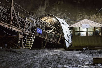 La decisión se publicó en el BoletÍn Oficial; la mina de carbón no está produciendo y la obra de la central está parada hace dos años