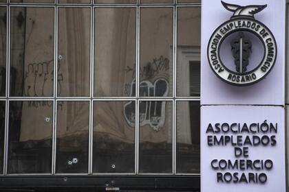 Doce tiros impactaron contra la sede de la Asociación de Empleados de Comercio de Rosario