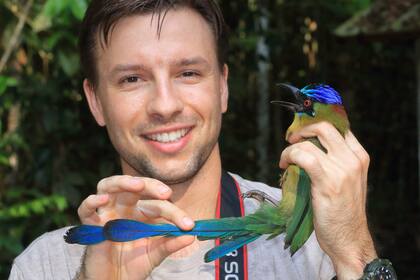 Doctorado en LSU, El ex alumno y autor principal Vitek Jirinec tiene un Motmot amazónico en sus manos