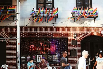 Durante los años siguientes a la rebelión de Stonewall, el espacio que albergaba el bar fue dividido y utilizado como locales comerciales