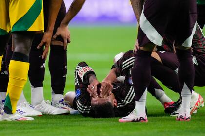 Edson Álvarez se retuerce de dolor luego de lesionarse solo, sin contacto; México venció a Jamaica, pero puede perder a su capitán por lo que queda de la Copa América.