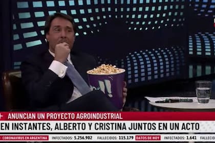Eduardo Feinmann invitó a Pablo Rossi al cine que armó en el estudio para poder ver el acto de Alberto Fernández y Cristina Kirchner en la Casa Rosada