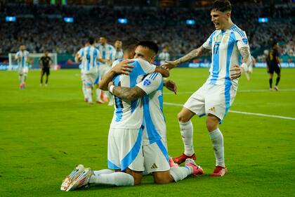 El abrazo de la figura y el goleador: Di María y Lautaro; Garnacho llega para sumarse al festejo