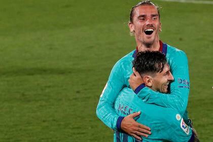 El abrazo entre Messi y Griezmann