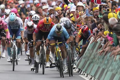 El accidente de Mads Pedersen que generó la maniobra de Axel Zingle que se robó todas las miradas en el Tour de Francia. (AP Photo/Daniel Cole)