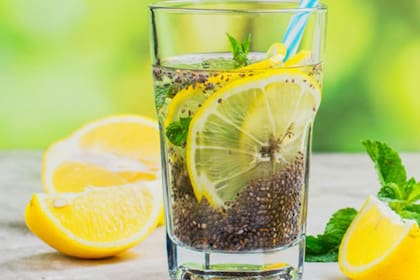 El agua de limón con chía brinda una sensación de saciedad, contribuye al tráfico intestinal y a la eliminación de toxinas