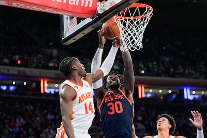 El alero de los Knicks de Nueva York Julius Randle y el alero de los Hawks de Atlanta AL Griffin pelean por un rebote en el encuentro del miércoles 7 de diciembre del 2022. (AP Foto/Mary Altaffer)