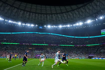 El argentino Lionel Messi y el croata Josko Gvardiol (derecha) pugnan por el balón en las semifinales del Mundial, el miércoles 14 de diciembre de 2022, en Lusail, Qatar. (AP Foto/Petr David Josek)