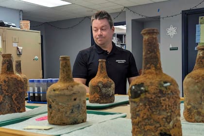 El arqueólogo Jason Boroughs habla el lunes 17 de junio de 2024 sobre artefactos hallados bajo la residencia de George Washington en Mount Vernon, Virginia. (AP Foto/Nathan Ellgren)