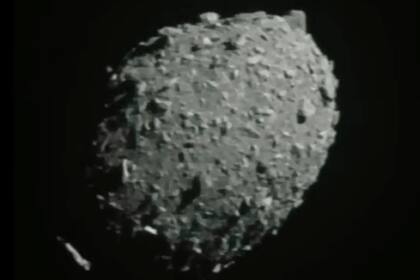 El asteroide Dimorfo en una foto tomada de una transmisión de la NASA el 26 de septiembre de 2022 desde la nave espacial DART. (ASI/NASA via AP)