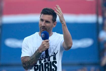 El astro del PSG Lionel Messi habla durante la presentación de jugadores antes de un partido de la liga francesa contra Estrasburgo en el estadio Parc des Princes en París, el sábado, 14 de agosto del 2021. (AP Foto/Francois Mori)