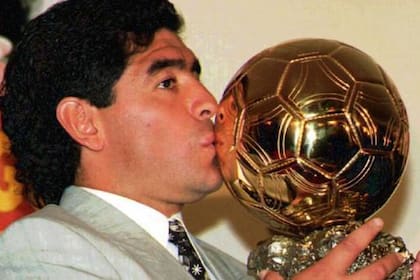 La familia de Diego Maradona busca frenar la subasta de un Balón de Oro que fue del jugador