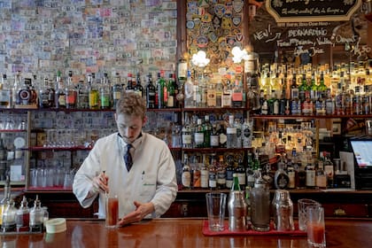 El bartender Antoine prepara un Bloody Mary en el Harry's Bar de París, el 10 de diciembre del 2021. (Foto AP/Rafael Yaghobzadeh)