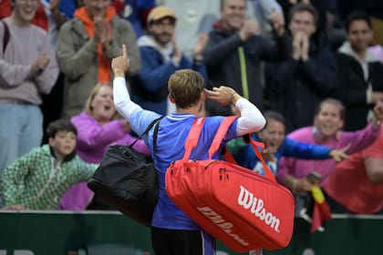 El belga David Goffin abandonando la cancha 14 de Roland Garros, desafiando a los espectadores que lo hostigaron durante su victoria ante el local Giovanni Mpetshi Perricard