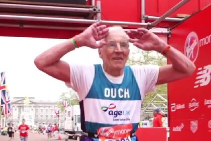 El británico John Starbrook, de 93 años, conocido como “La Leyenda”, ha completado 52 maratones en toda su vida y mantiene una rutina de ejercicios que incluye sesiones de gimnasio seis días a la semana