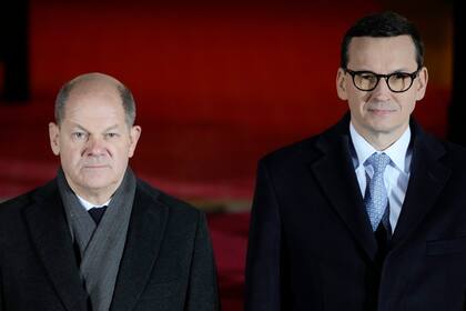 El canciller alemán  Olaf Scholz (i) con el primer ministro de Polonia Mateusz Morawiecki en Varsovia el 12 de diciembre del 2021. (Foto AP/Czarek Sokolowski)
