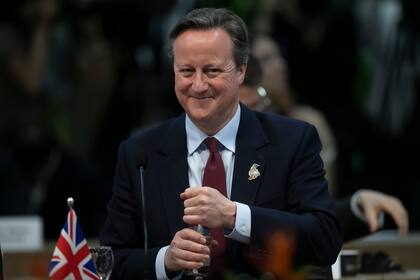 El canciller británico, David Cameron, sigue en la arena política
