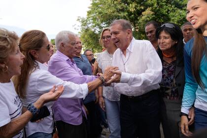 El candidato presidencial de la oposición venezolana, Edmundo González, saluda a sus partidarios durante un evento político en Caracas, Venezuela