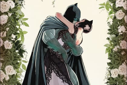 El casamiento es el de Batman y Gatúbela, no el de Bruce Wayne y Selina Kyle, explica el guionista, sus alteregos son los ciudadanos de a pie, y su verdadera identidad, la de enmascarados