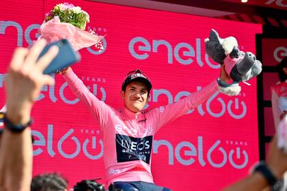 El ciclista ecuatoriano Richard Carapaz festeja en el podio tras tomar el liderato en la clasificación general del Giro de Italia, sábado 21 de mayo de 2021. (Massimo Paolone/LaPresse via AP)