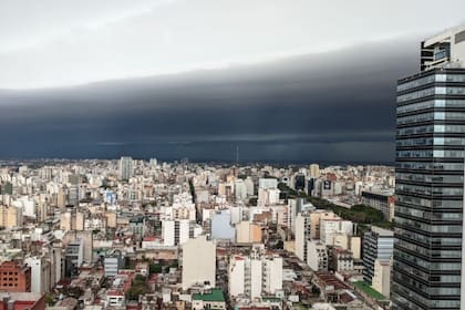 El cielo de Buenos Aires se vuelve a cubrir de nubes negras y se espera otra tormenta fuerte