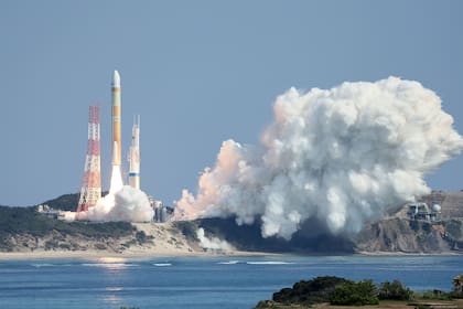 El cohete japonés de nueva generación "H3", que transporta el satélite óptico avanzado "Daichi 3", abandona la plataforma de lanzamiento del Centro Espacial de Tanegashima en Kagoshima, suroeste de Japón, el 7 de marzo de 2023.