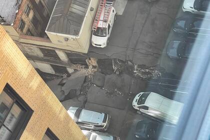 El colapso del área de estacionamiento en Lower Manhattan, Nueva York. (Charlie Franklin via AP)