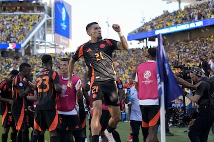 El colombiano Daniel Muñoz salta para celebrar su gol, que supuso el 1-1 de Colombia ante Brasil por la Copa América 2024