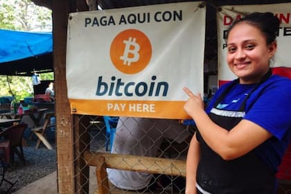 El comedor donde trabaja Celina Fuentes es uno de los negocios de El Zonte, en El Salvador, que aceptan bitcoin como forma de pago