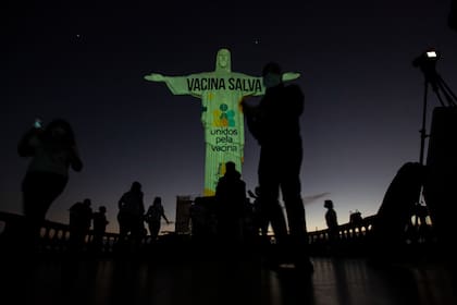 El Cristo Redentor, en Río de Janeiro, iluminado con un mensaje que dice "La vacunación salva; unidos por la vacuna"