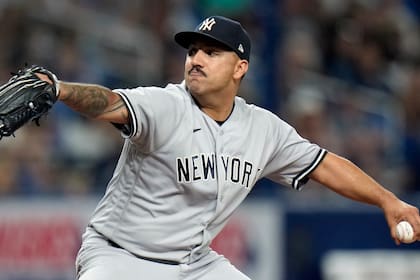 El cubano Néstor Cortés, de los Yanquis de Nueva York, lanza frente a los Rays de Tampa Bay, el jueves 26 de mayo de 2022 (AP Foto/Chris O'Meara)