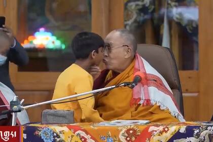 El Dalai Lama le pide al niño que lo bese en la boca