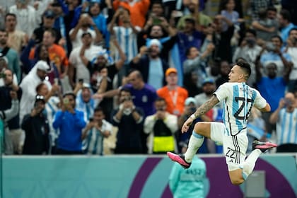 El delantero de Argentina, Lautaro Martínez, celebra tras convertir el penal en la tanda desde los 1 para el triunfo 4-3 ante Holanda en los cuartos de final del Mundial en el estadio Lusail, en Qatar, el viernes 9 de diciembre de 2022. (AP Foto/Ebrahim Noroozi)