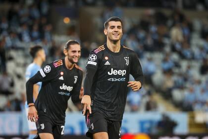 El delantero español Álvaro Morata festeja tras anotar un gol por la Juventus durante un choque en la Liga de Campeones con Malmo, el martes 14 de septiembre de 2021, en Malmo, Suecia. (Andreas Hillergren/TT News Agency vía AP)