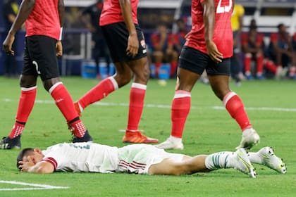 El delantero mexicano Hirving Lozano se cubre el ojo durante el partido contra Trinidad y Tobago por la Copa de Oro de la CONCACAF, el sábado 10 de julio de 2021, en Arlington, Texas. (AP Foto/Michael Ainsworth)