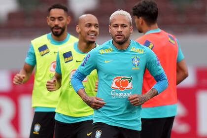 El delantero Neymar entrena con sus compañeros en la selección de Brasil en el Estadio Nacional de Tokio, el domingo 5 de junio de 2022, con miras a un partido amistoso con la selección de Japón programado para el lunes 6 de junio. (AP Foto/Eugene Hoshiko)