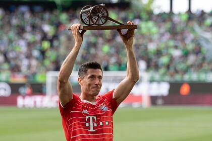 El delantero polaco Robert Lewandowski, de brillante paso por Bayern Münich, muestra el trofeo al máximo goleador de la Bundesliga, en mayo pasado