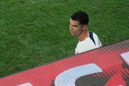 El delantero portugués Cristiano Ronaldo calienta previo al partido contra Suiza por los octavos de final del Mundial, el martes 6 de diciembre de 2022, en Lusail, Qatar. (AP Foto/Ariel Schalit)