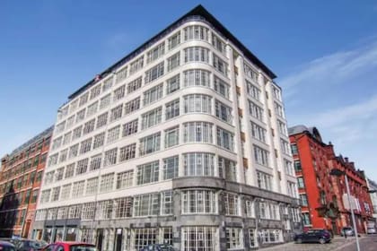 El departamento de dos ambientes se encuentra en un edificio estilo art decó ubicado en el centro de Manchester, en Inglaterra