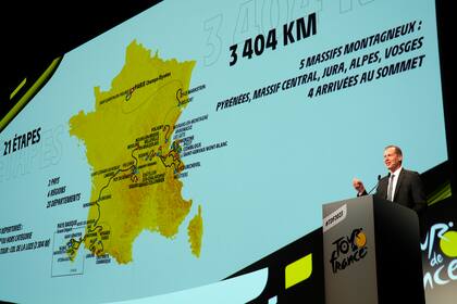 El director del Tour de Francia, Christian Prudhomme, habla en la presentación de la ruta de la 110ma edición de la carrera, en París, el jueves 27 de octubre de 2022. (AP Foto/Thibault Camus)