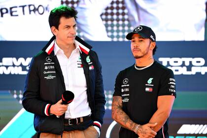 El director ejecutivo de Mercedes, Toto Wolff, le respondió a Fernando Alonso que insultó a Lewis Hamilton