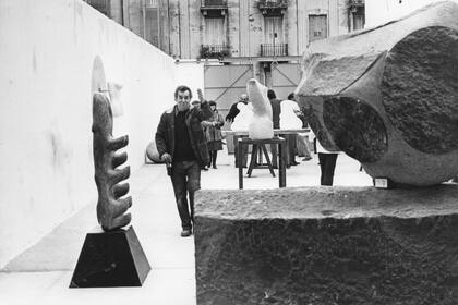 El director Iair Michel Attías propone un armado de piezas para contar todas las vidas que habitaron a su abuelo, el escultor Jorge Michel