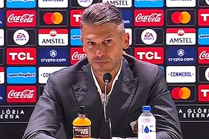 El director técnico de River Plate, Martín Demichelis, tras la derrota del conjunto millonario ante Fluminense por 5 a 1