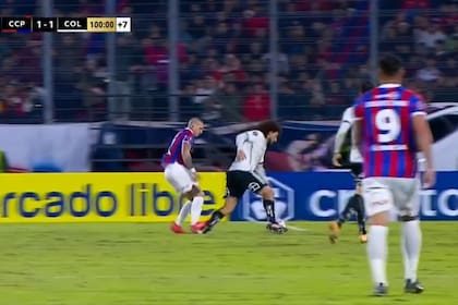 El duro planchazo de Alan Benítez a Maximiliano Falcón en Cerro Porteño-Colo Colo, por la Copa Libertadores
