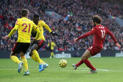 El egipcio Mohamed Salah convierte su primer gol frente a Watford. Los Reds son líderes absolutos de la Premier.