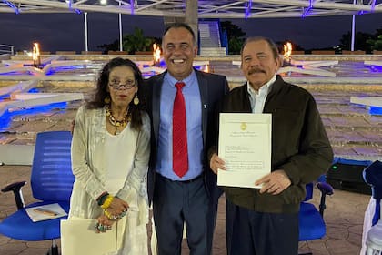 El embajador argentino Daniel Capitanich junto a Daniel Ortega, presidente de Nicaragua, y Rosario Murillo, vicepresidenta