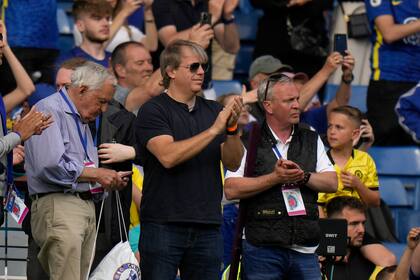 El empresario estadounidense Todd Boehly, centro, aplaude durante un partido de la Liga Premier entre el Chelsea y el Watford, en el estadio de Stamford Bridge de Londres, el 22 de mayo de 2022. (AP Foto/Alastair Grant)