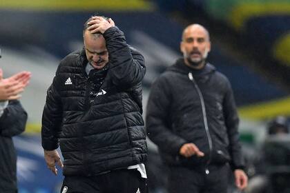 El entrenador del Leeds United, Marcelo Bielsa, reacciona al margen de la cancha mientras el técnico del Manchester City, Pep Guardiola, lo mira.