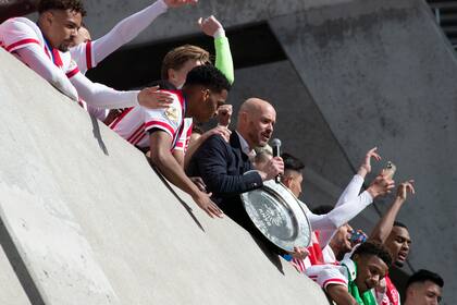El entrenador de Ajax, Erik ten Hag, sostiene el trofeo de campeón de la liga holandesa tras su victoria por 4-0 ante el Emmen en el estadio Johan Cruyff ArenA, en Ámsterdam, Holanda, el 2 de mayo de 2021. (AP Foto/Peter Dejong)