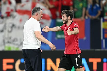 El entrenador Willy Sagnol y Khvicha Kvaratskhelia, la gran figura de Georgia en la Eurocopa 2024